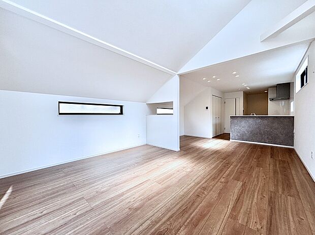 ご家族の賑やかな話し声で包まれる明るいリビング