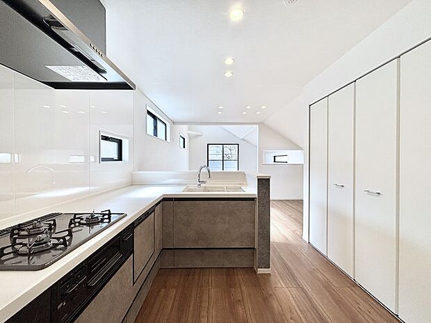 L字型だと料理するスペースも広々と使えます。コンパクトに動けてお料理ラクラク。