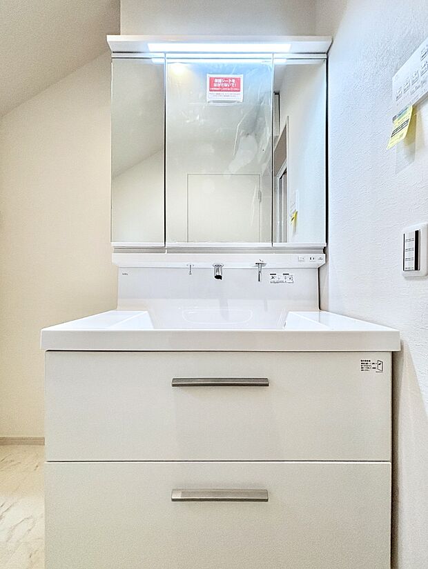 大きく見やすい三面鏡で清潔感ある洗面台は、身だしなみチェックや肌のお手入れにおすすめです。