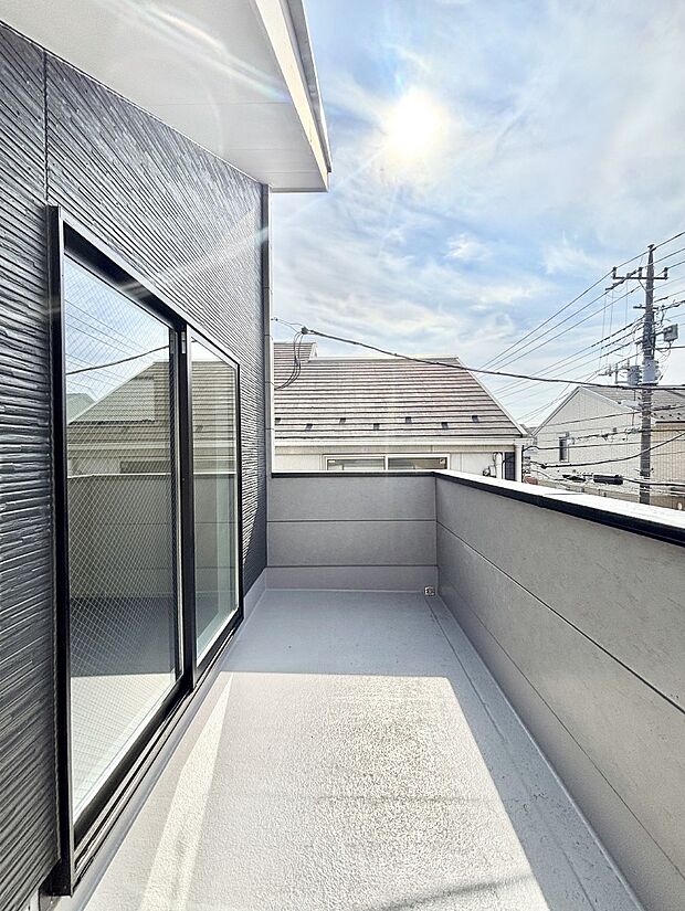 ゆったりバルコニーだから沢山お洗濯ものを干せます。