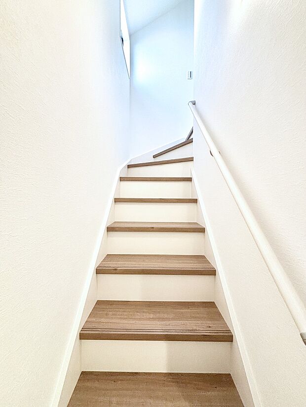 安全性を考慮し階段には手すりを設置しています