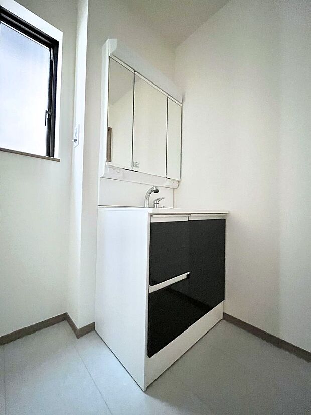 清潔感のある快適空間です。毎日の身支度も気持ち良くお使い頂けます。