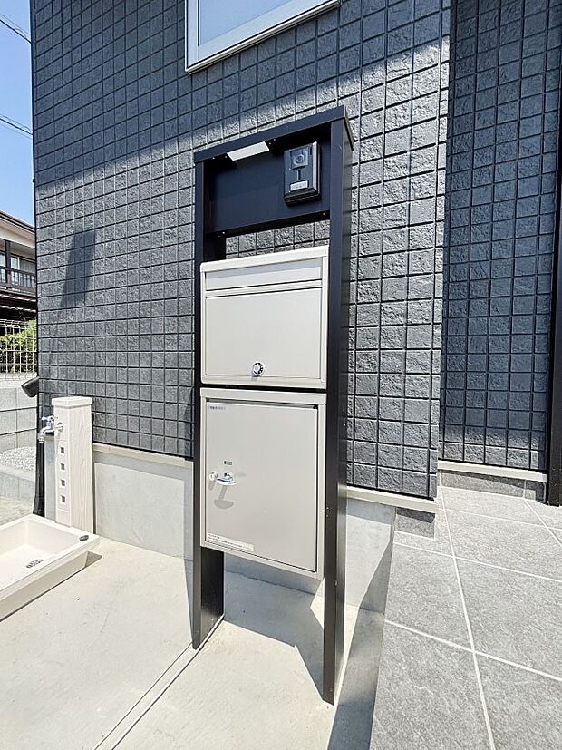 表札・インターホン・ポスト・宅配ＢＯＸが一体型となったシンプルデザインの門柱