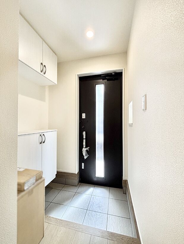 明るい玄関はお客様をお出迎えするのにぴったりです！ 