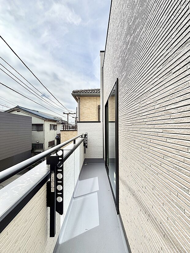 暖かな陽光が降り注ぐバルコニーはお洗濯におすすめ。爽やかな風も心地よいです。 