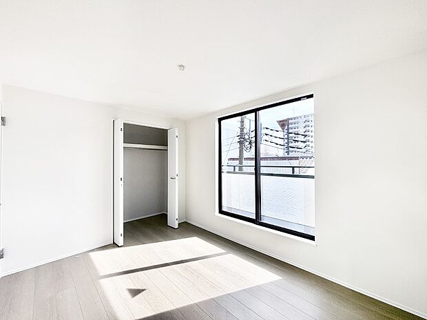 バルコニーが開放感をプラスしてくれる洋室  