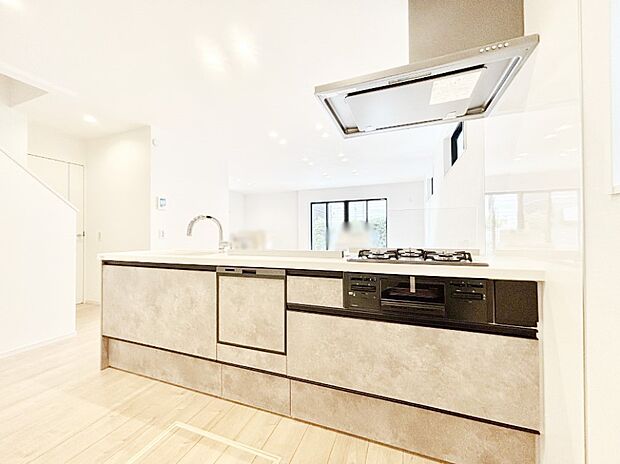 ゆとりあるキッチンスペースでお料理や食後の後片づけもスムーズに!