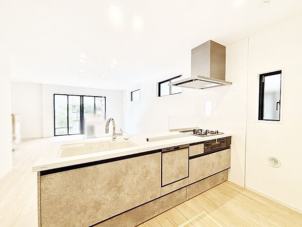 ご家族の会話弾む対面キッチン。お料理中のパパママもご家族と過ごす時間が増えそう！