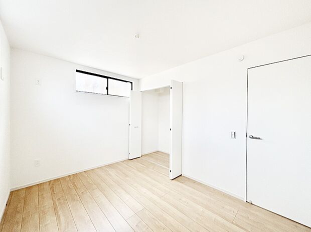 お子さまのお部屋としても!衣類の整理整頓に便利なクローゼット付きの洋室。