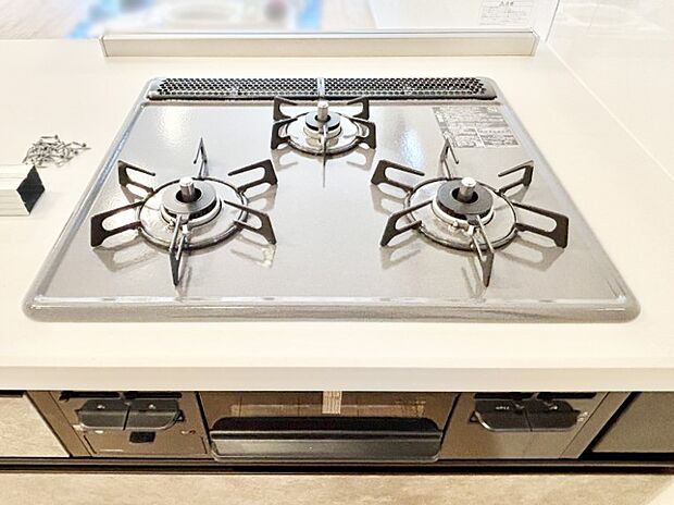 ガスコンロはSiセンサー搭載。火力調節や焦げ付き・消し忘れも防いでくれます。