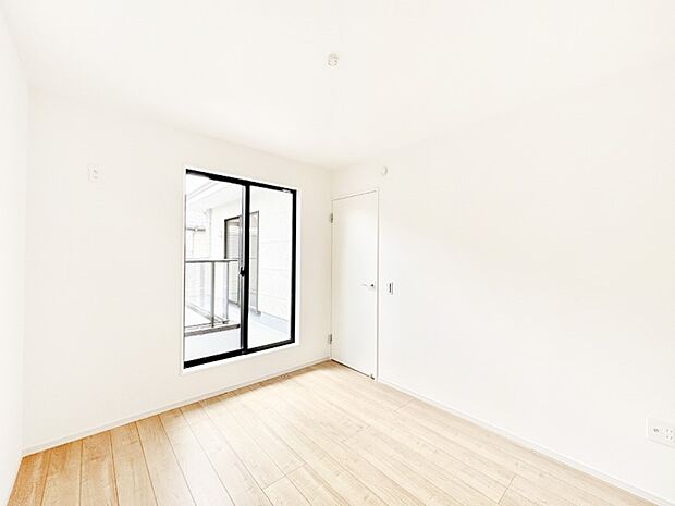 明るいバルコニーサイドに洋室を設置。目覚めの良い寝室に。