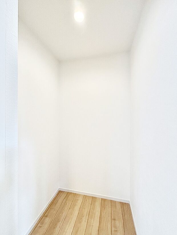 家族みんなの共有物を収納するのに便利なファミリークローゼット