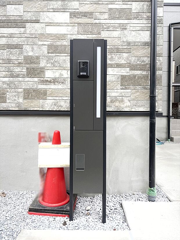 表札・インターホン・ポスト・宅配ＢＯＸが一体型となったシンプルデザインの門柱