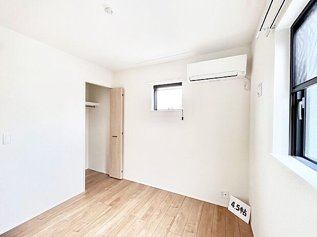 お子さまのお部屋としても!衣類の整理整頓に便利なクローゼット付きの洋室。