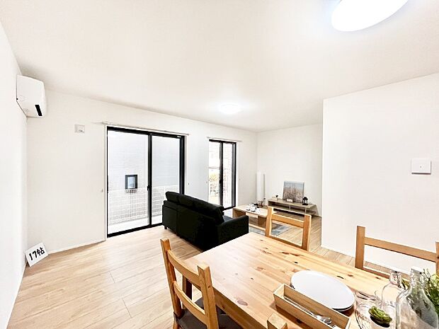 家族の笑顔が自然と生まれてくる、そんな雰囲気のダイニングに仕上がっています。