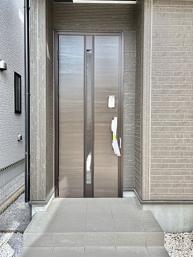 大切な家族、来客を出迎える玄関。