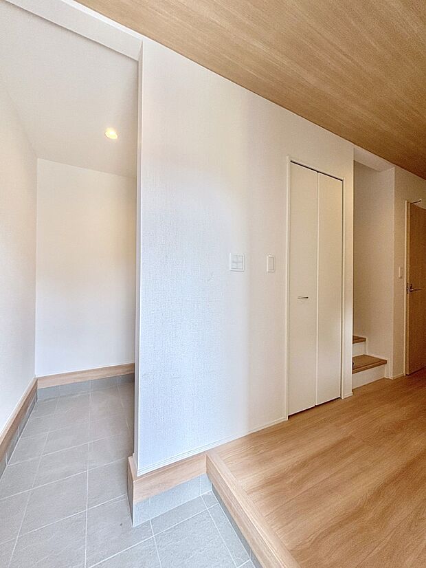 明るい玄関はお客様をお出迎えするのにぴったりです!