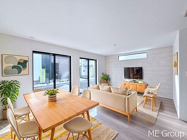 ご家族の賑やかな話し声で包まれる明るいリビング ※家具はCGです