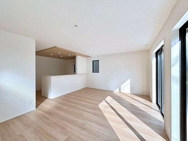 大きな窓からたっぷりの陽光と風を感じられるリビング