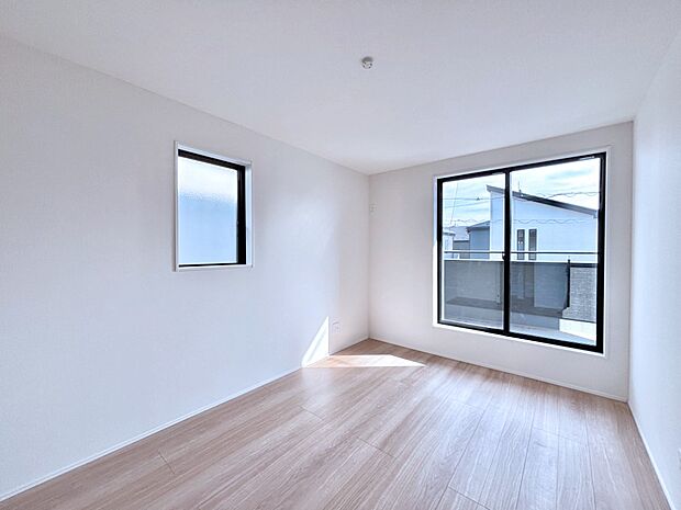 明るいバルコニーサイドに洋室を設置。目覚めの良い寝室に。