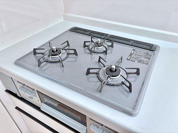 ガスコンロはSiセンサー搭載。火力調節や焦げ付き・消し忘れも防いでくれます。