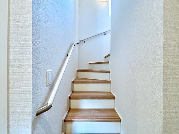 安全性を考慮し階段には手すりを設置しています