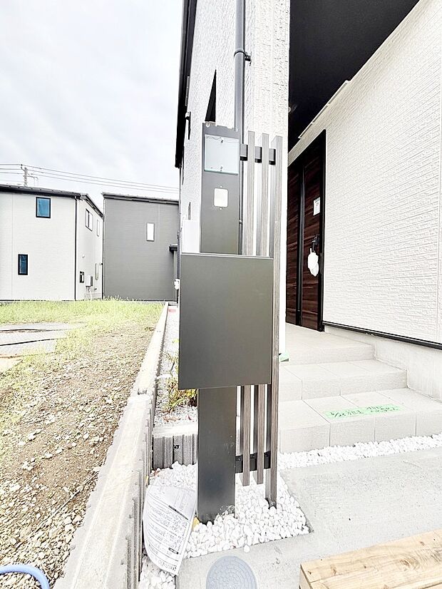 シンプルなデザインのポスト