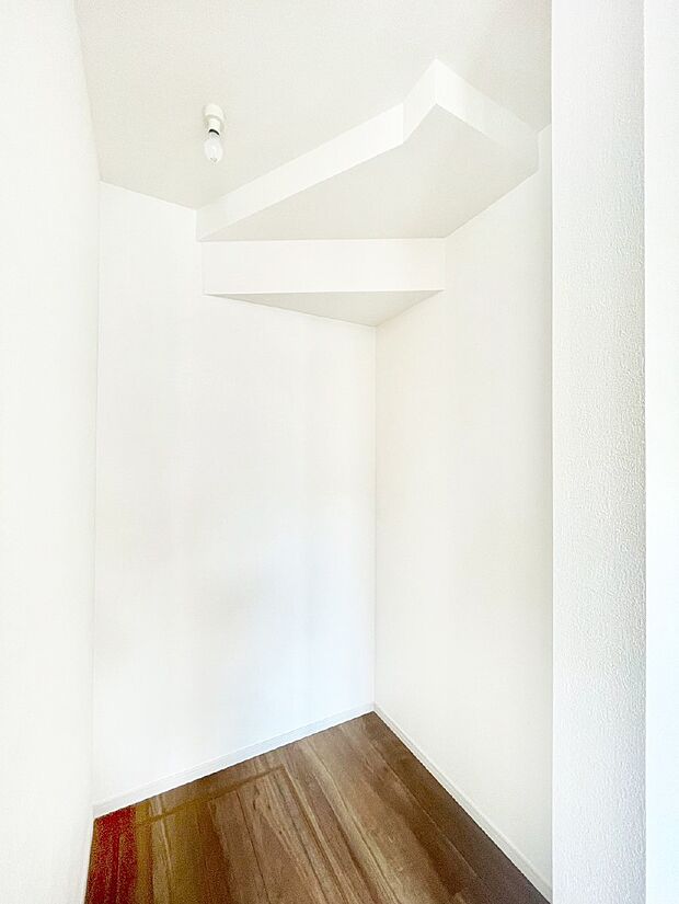 ウォークインクローゼット付きで生活空間を広く利用できます。