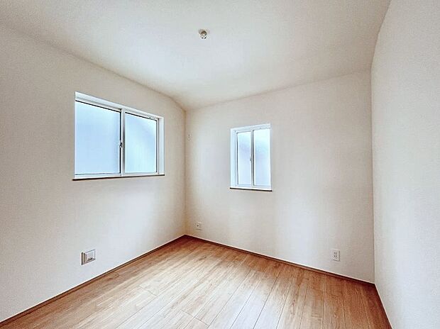 使いやすい形でベットや家具の置き方にも困ることもありません。