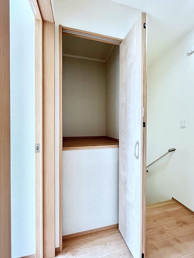 廊下収納。掃除道具や季節の小物を収納することができます。