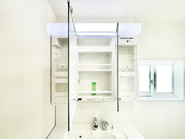 三面鏡の裏に、化粧品や衛生用品などを収納可能。洗面台をすっきりと保ちます!