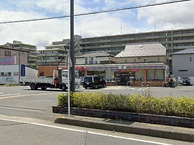 コンビニ 590m セブン-イレブン 越谷平方南町店