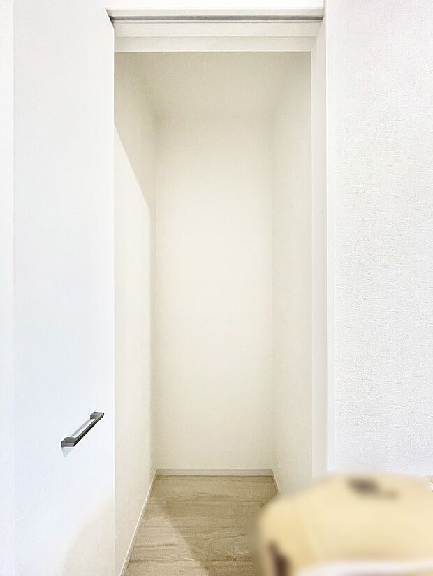 玄関ホール収納です。掃除道具やお出かけ用グッズの収納に便利です。