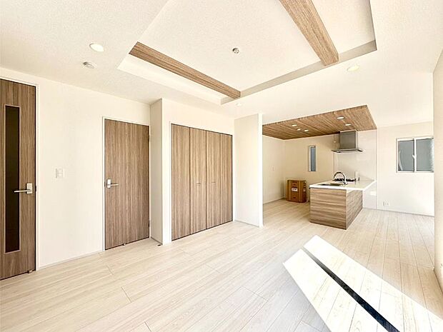 折上天井は立体的な奥行きがあるので、天井が広く見えて開放的な空間を演出できます。