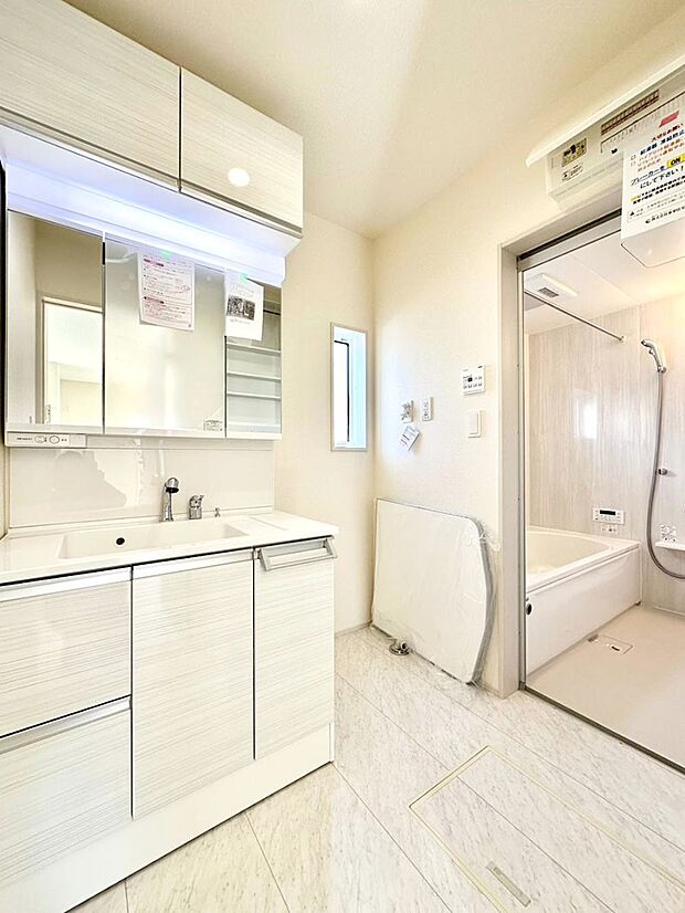 明るい洗面所は毎朝の身支度も楽しくできちゃいそうです。