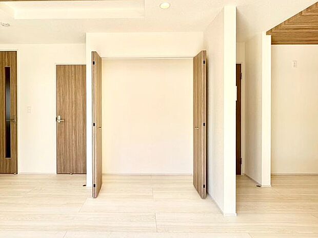 リビング収納。ここに収納があると物が集まるLDKがスッキリ片付きそうですね。