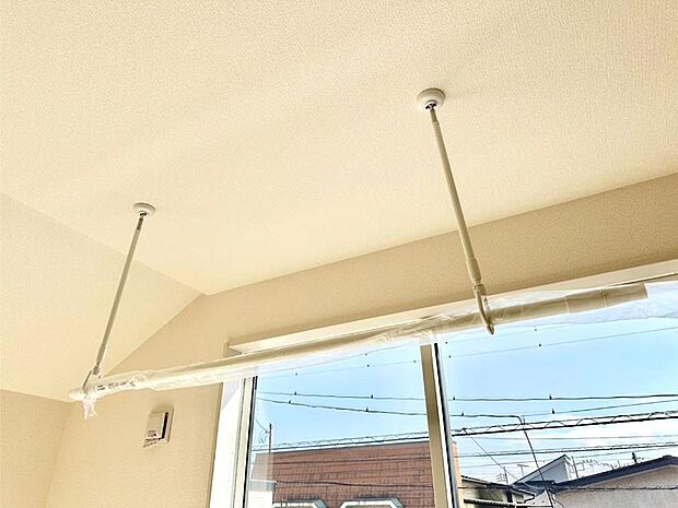 室内物干しポール。梅雨や花粉の時期に大活躍します。