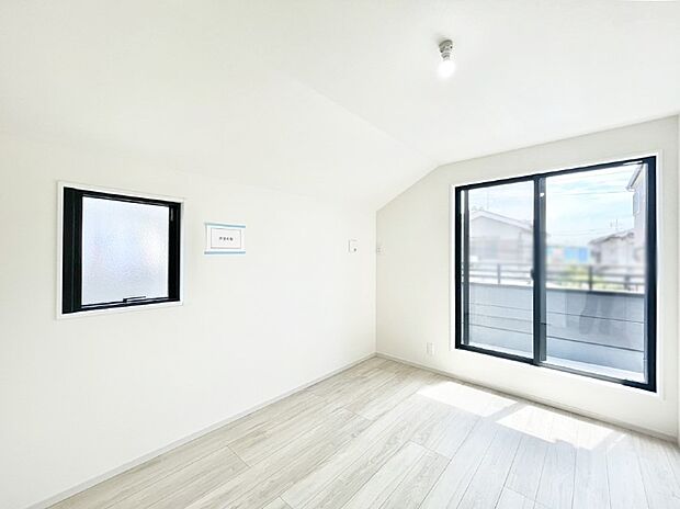 明るいバルコニーサイドに洋室を設置。目覚めの良い寝室に。