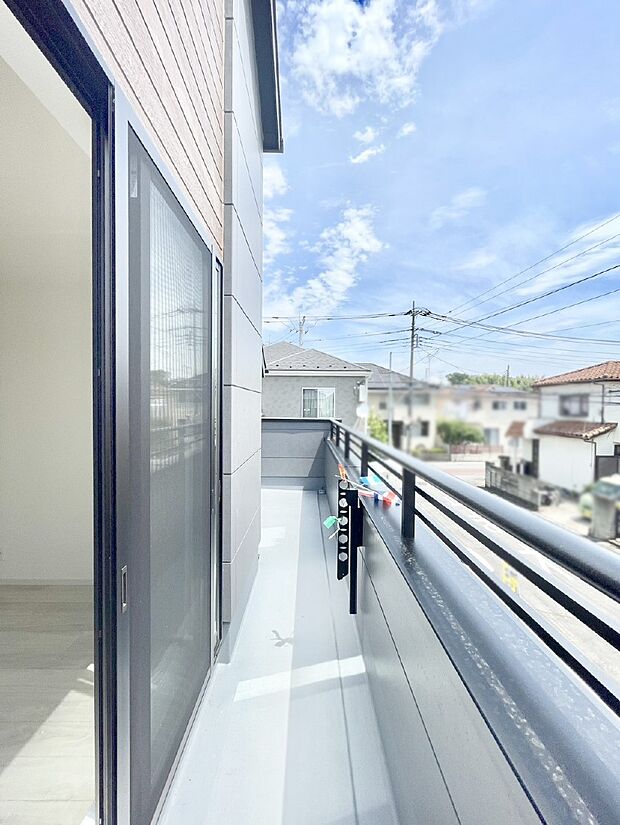 2部屋にまたがる広いバルコニー。晴れた日には洗濯物も気持ちよく干せそうですね。