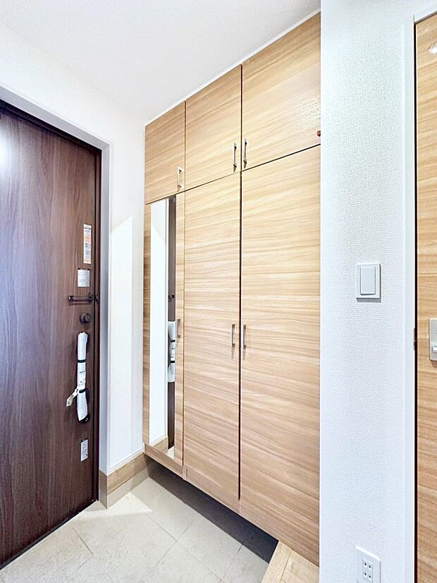 ミラー付きシューズボックスはお出かけ前の身だしなみチェックに便利