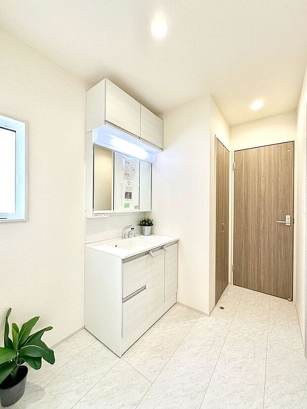 明るい洗面所は毎朝の身支度も楽しくできちゃいそうです。