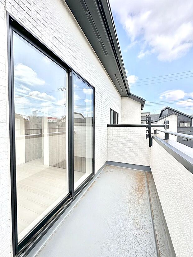 暖かな陽光が降り注ぐバルコニーはお洗濯におすすめ。爽やかな風も心地よいです。