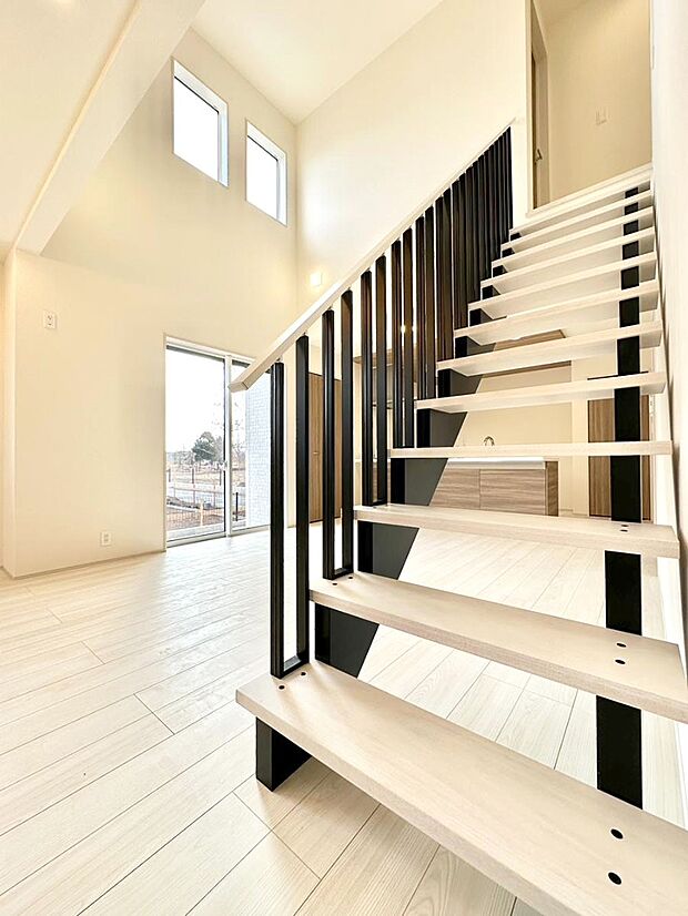 階段は手すり付きなので小さなお子さまやご高齢の方も安心です