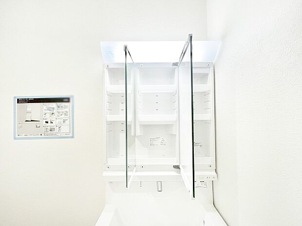 三面鏡の裏に、化粧品や衛生用品などを収納可能。洗面台をすっきりと保ちます!