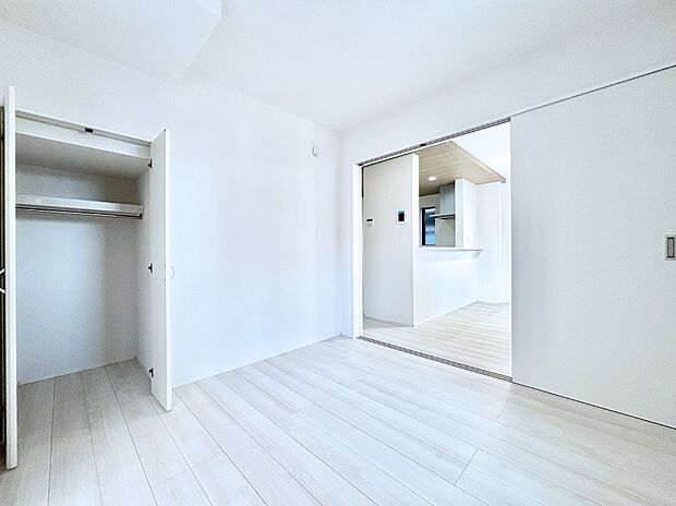 リビングの隣にある洋室。扉を開放して広く利用することも可能です。