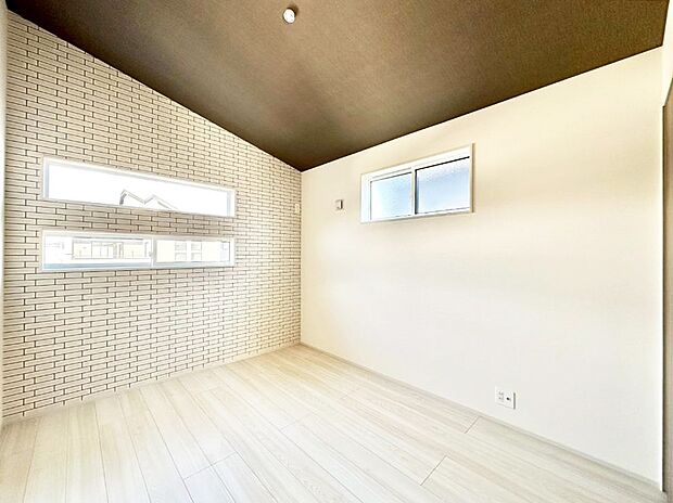 窓からのやさしい光が心地よいプライベートルーム  