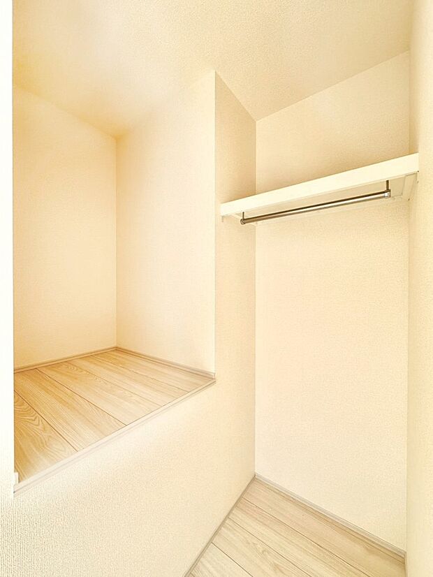 衣類をハンガーに掛けたまま収納できるWIC。衣類の整理整頓がしやすくて便利です！