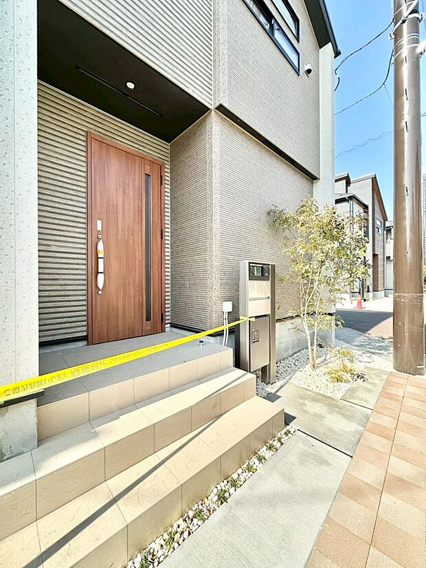 大切な家族、来客を出迎える玄関。