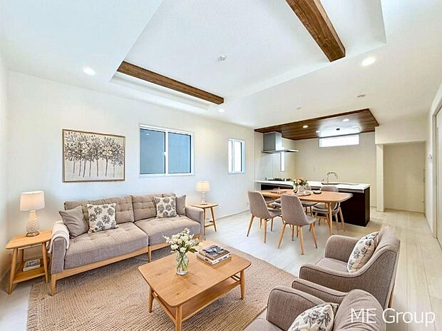 ご家族の賑やかな話し声で包まれる明るいリビング ※家具はCGです