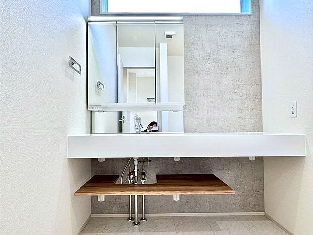 大きく見やすい三面鏡で清潔感ある洗面台は、身だしなみチェックや肌のお手入れにおすすめです。 